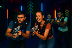 Ein Team feiert beim Lasertag